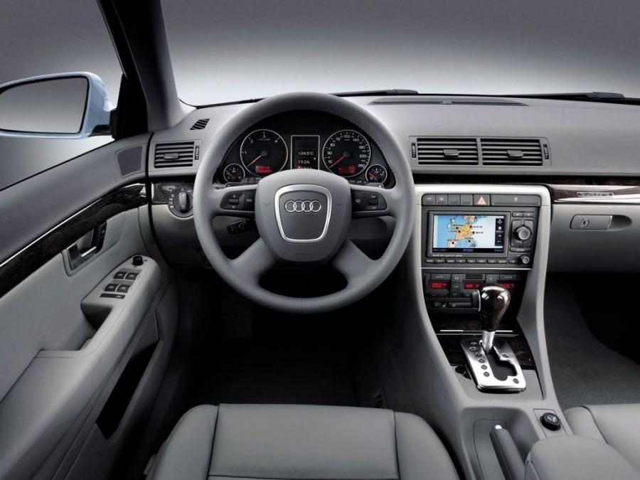 Торпедо Audi A4 2.0T Sedan (B7, 8E) 2004 года  (фото 25 из 26)